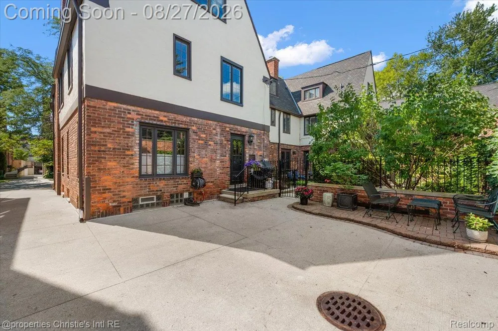 37 Cranford Lane Grosse Pointe City, MI 48230