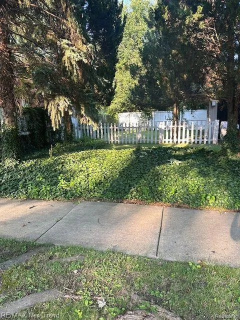 1823 BRADFORD ROAD Birmingham City, MI 48009