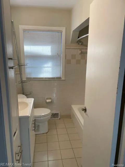 1823 BRADFORD ROAD Birmingham City, MI 48009