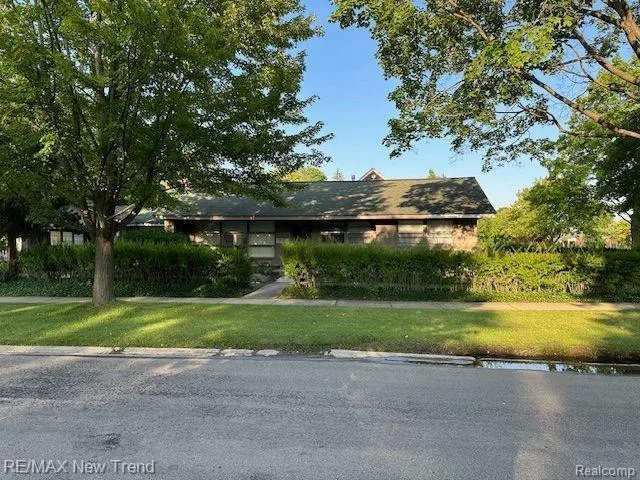 1823 BRADFORD ROAD Birmingham City, MI 48009