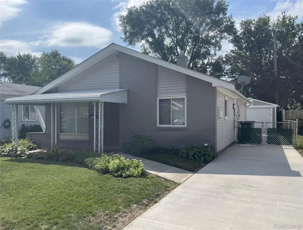 936 E Annabelle Avenue Hazel Park City, MI 48030
