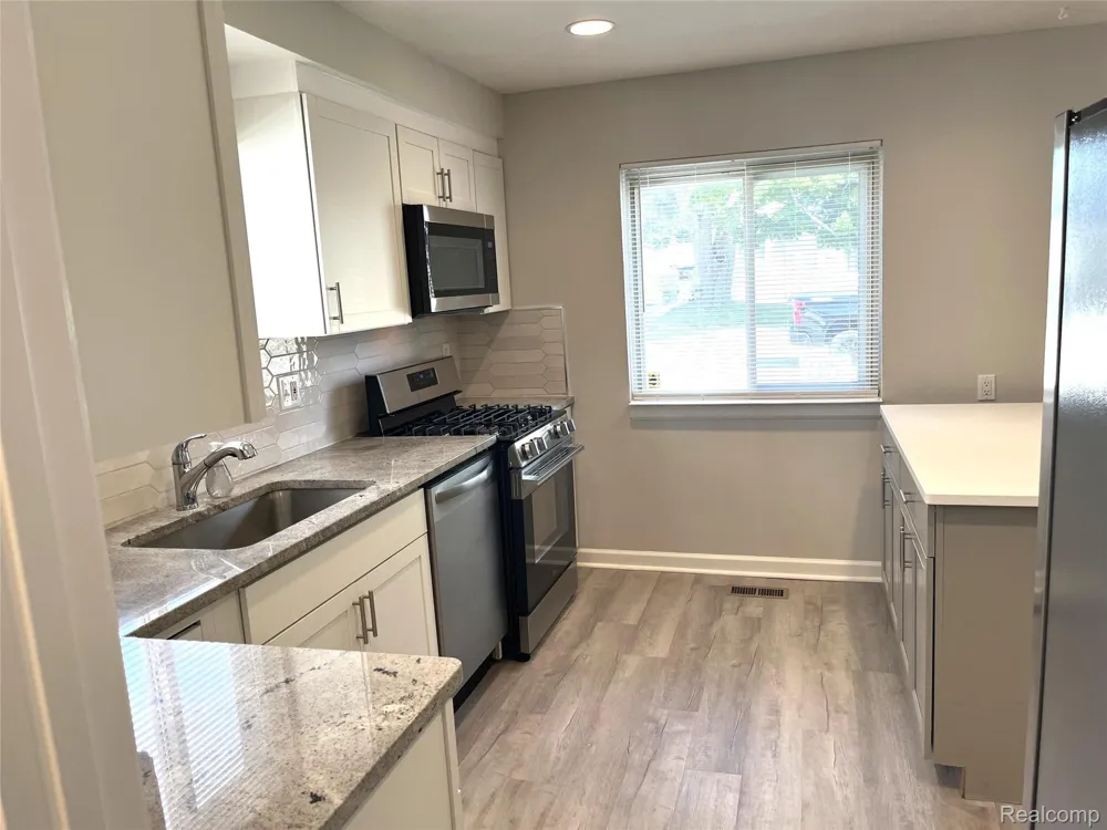 936 E Annabelle Avenue Hazel Park City, MI 48030