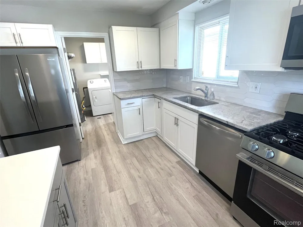 936 E Annabelle Avenue Hazel Park City, MI 48030