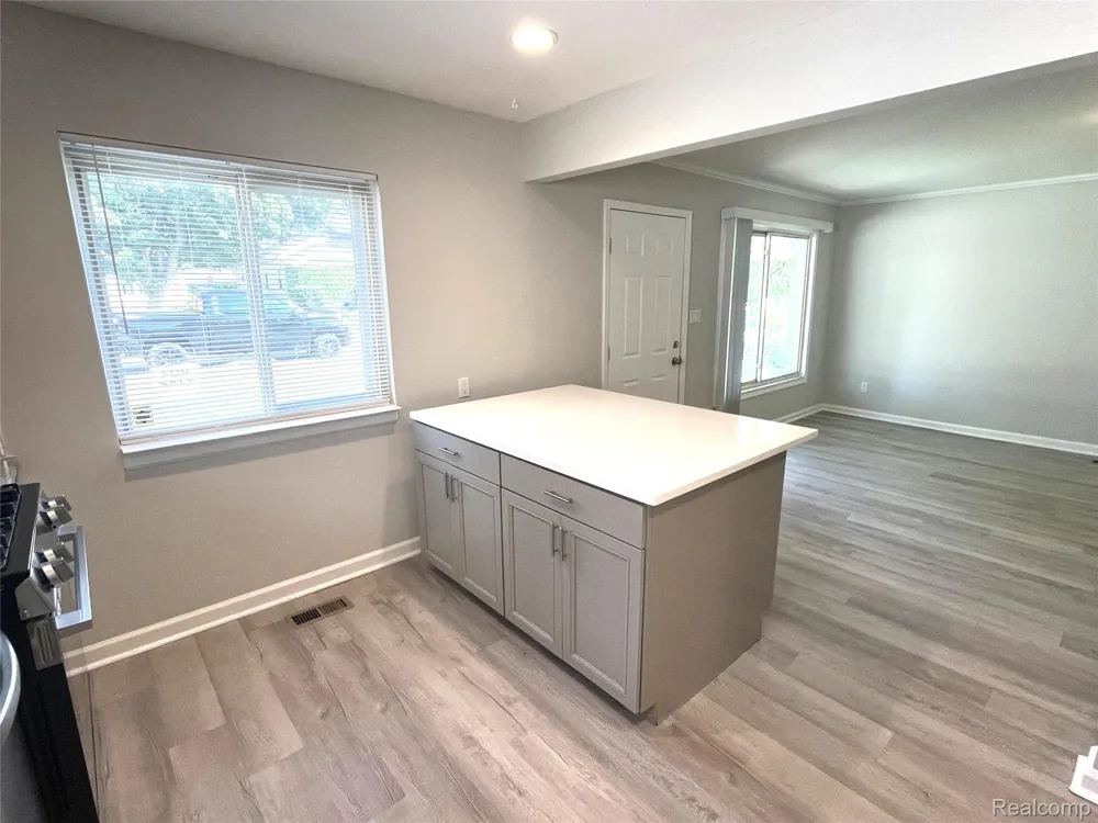 936 E Annabelle Avenue Hazel Park City, MI 48030