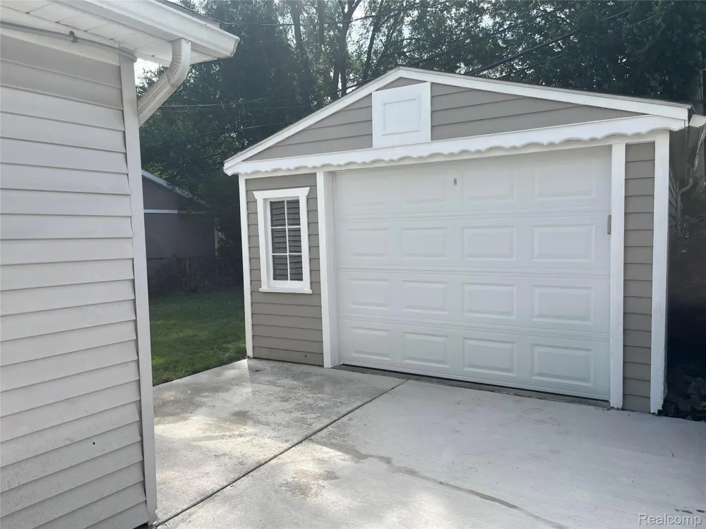 936 E Annabelle Avenue Hazel Park City, MI 48030