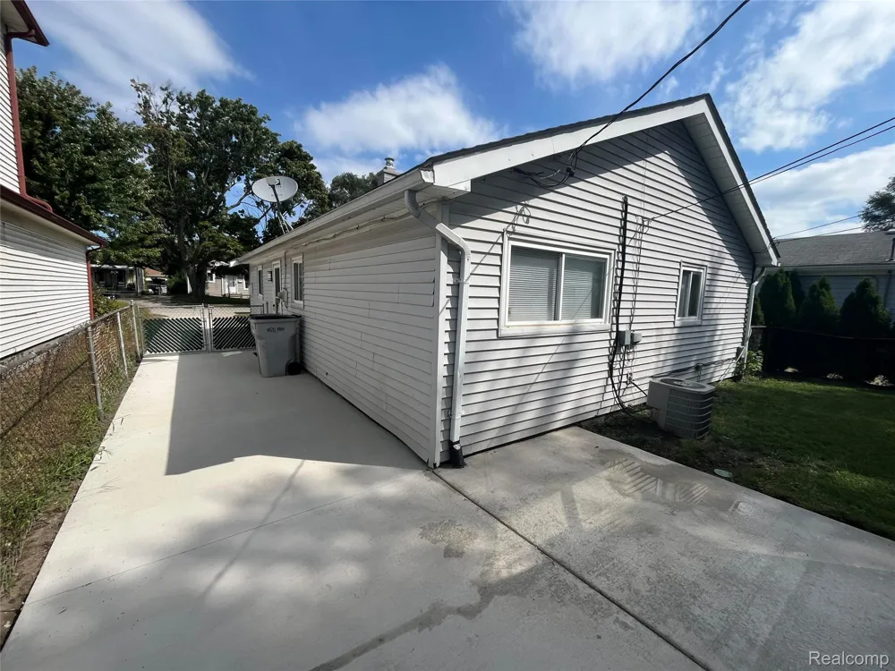 936 E Annabelle Avenue Hazel Park City, MI 48030