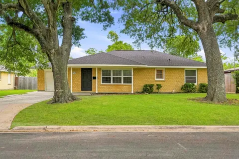 106 S Pin Oak Drive
