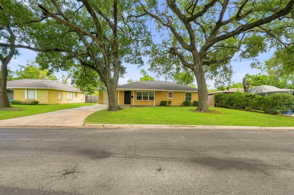 106 S Pin Oak Drive Texas City, TX 77591