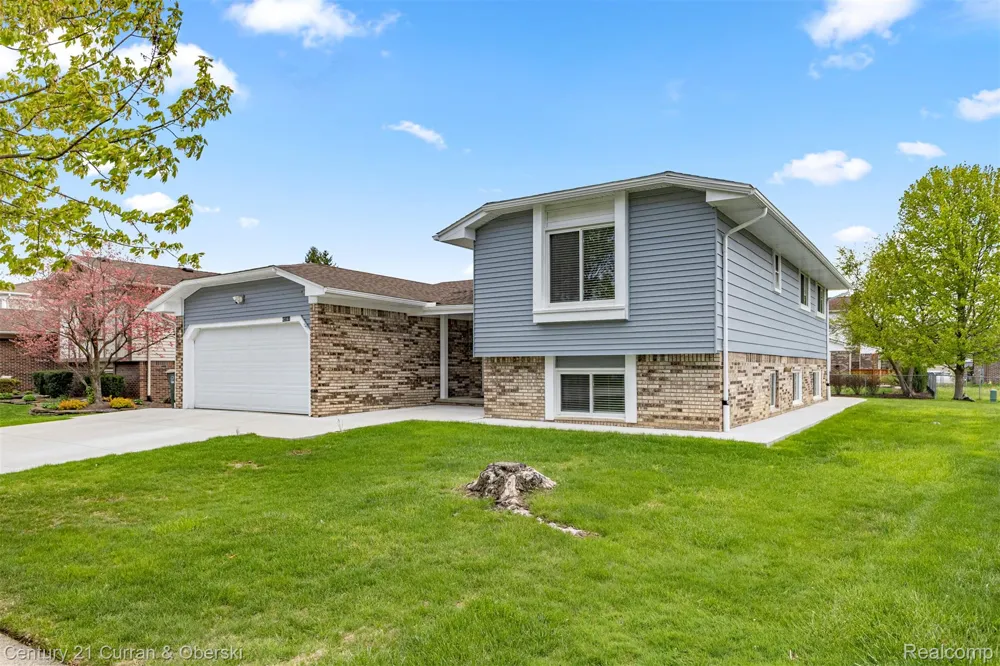 45561 Edgewood Court Canton Charter Township, MI 48187
