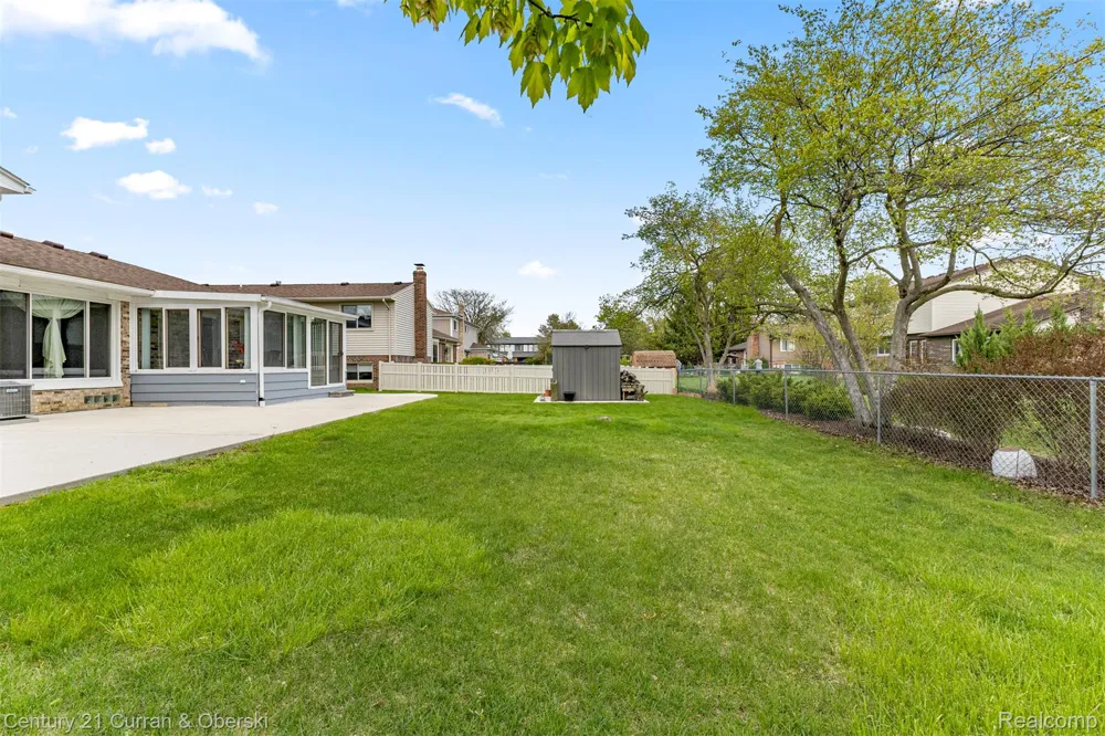 45561 Edgewood Court Canton Charter Township, MI 48187