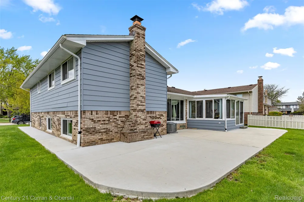 45561 Edgewood Court Canton Charter Township, MI 48187