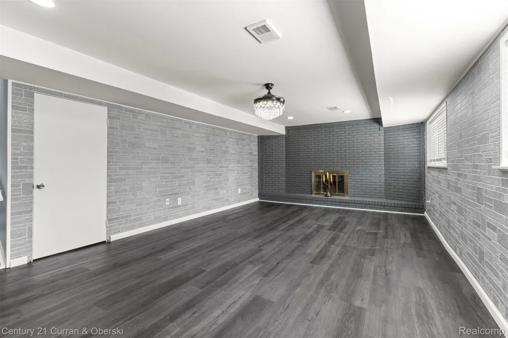 45561 Edgewood Court Canton Charter Township, MI 48187