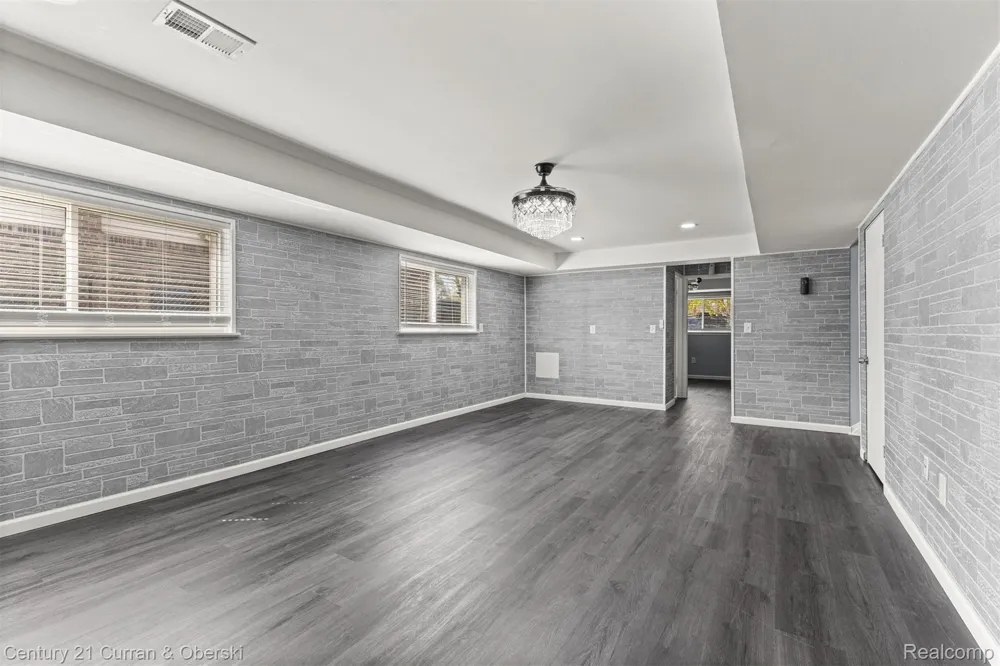 45561 Edgewood Court Canton Charter Township, MI 48187