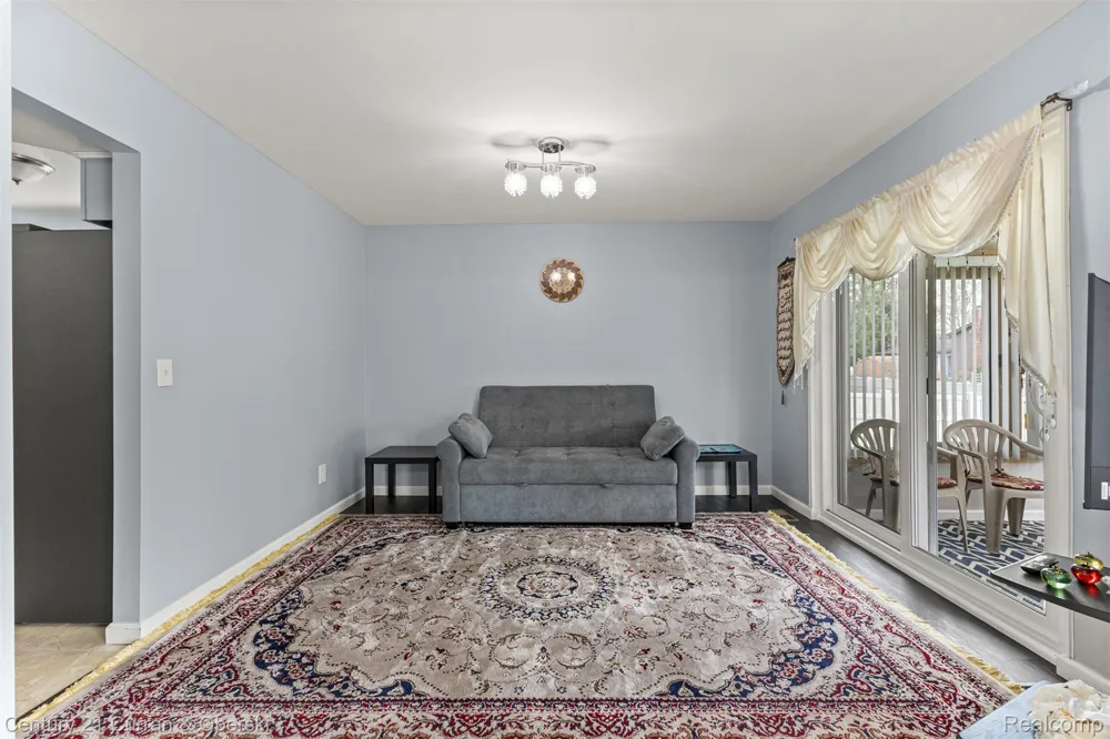 45561 Edgewood Court Canton Charter Township, MI 48187