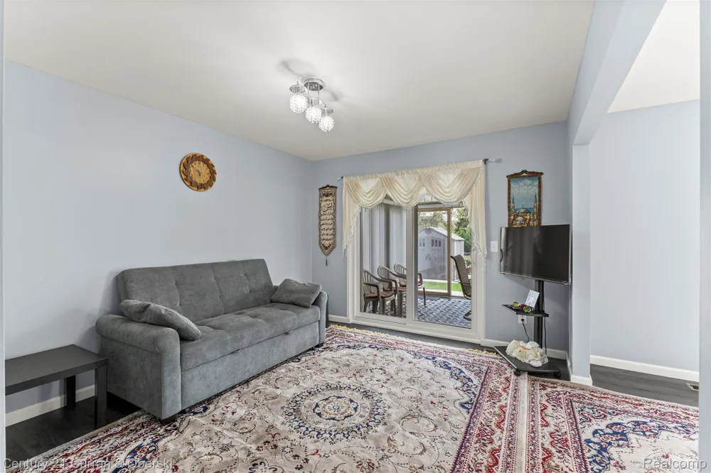 45561 Edgewood Court Canton Charter Township, MI 48187