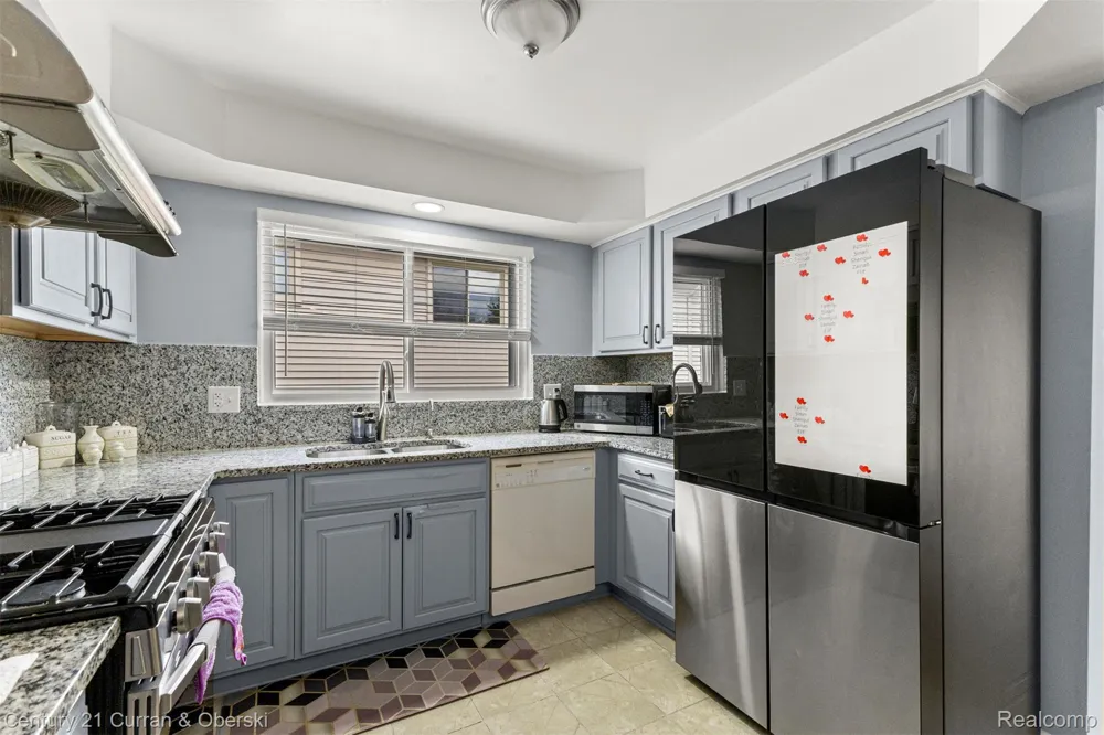 45561 Edgewood Court Canton Charter Township, MI 48187