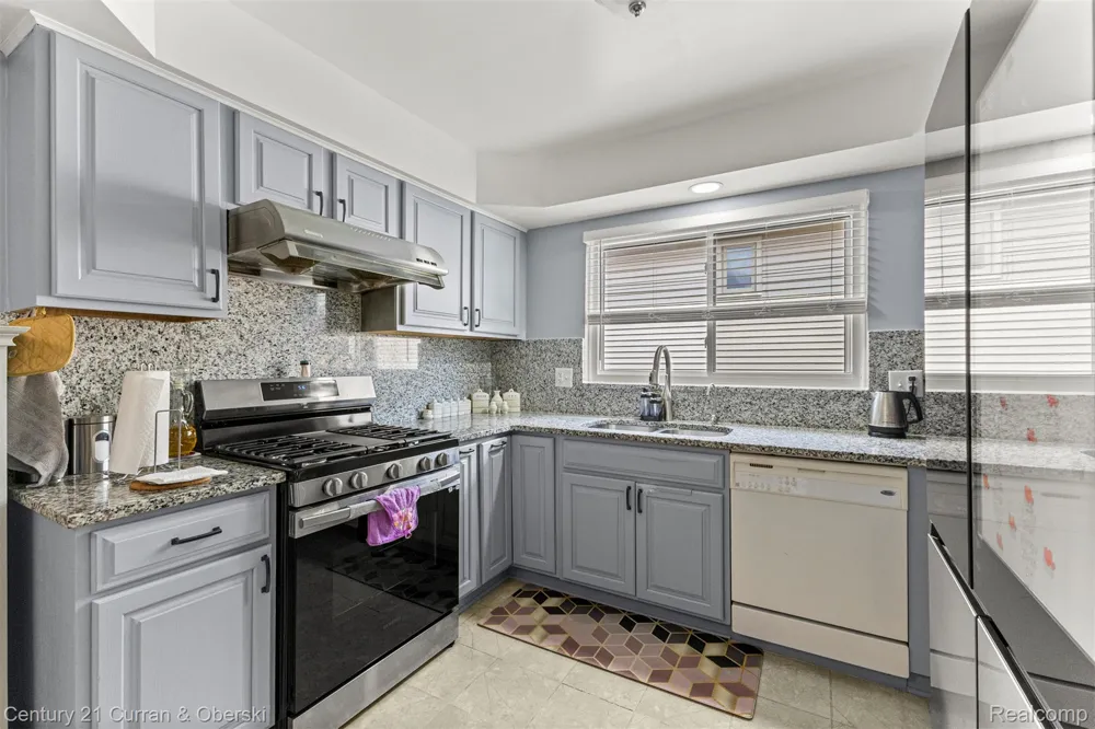 45561 Edgewood Court Canton Charter Township, MI 48187