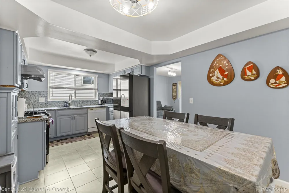 45561 Edgewood Court Canton Charter Township, MI 48187