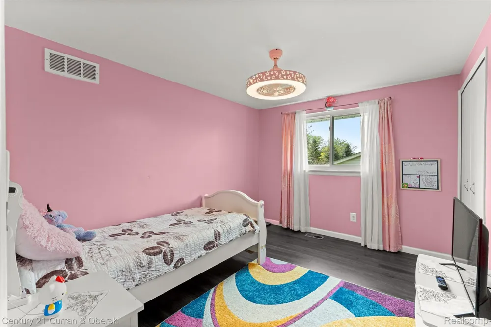 45561 Edgewood Court Canton Charter Township, MI 48187
