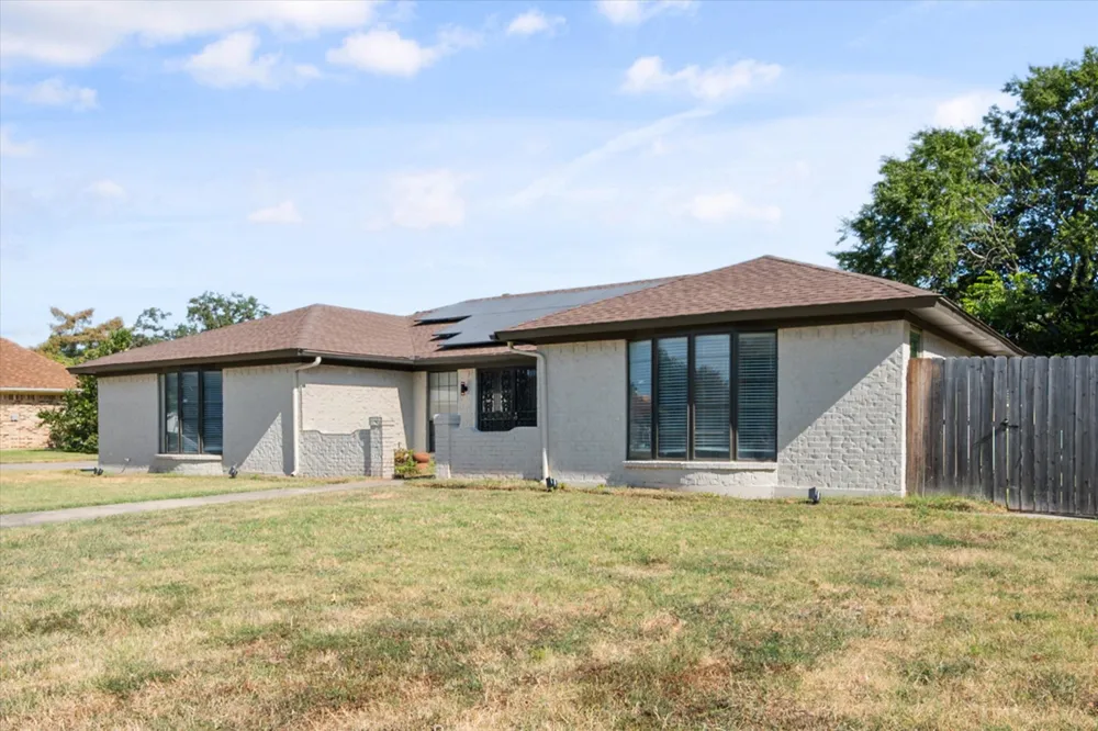 108 Haywood Drive Benbrook, TX 76126