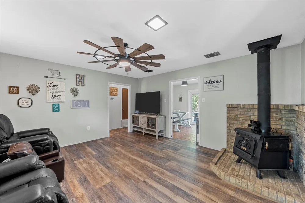 611 Rosenthal Road Lorena, TX 76655