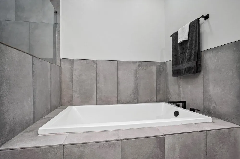 4420 Blossom Street Houston, TX 77007
