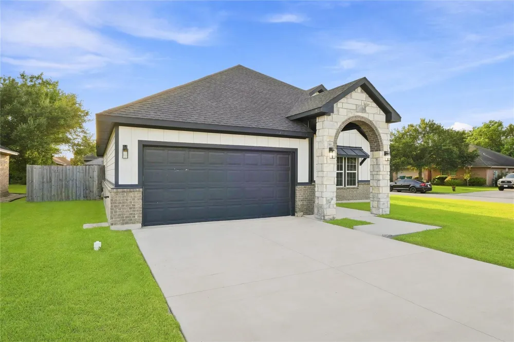 36 Prairie Oaks Drive La Marque, TX 77510