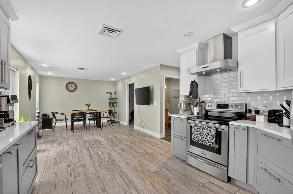 10426 BUENA VENTURA DRIVE Boca Raton, FL 33498