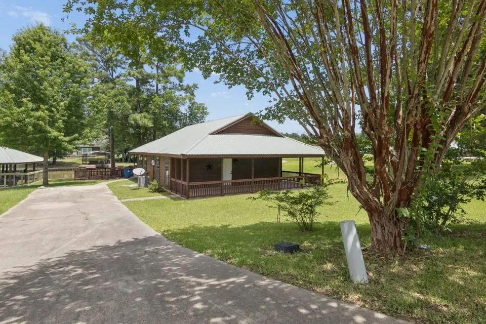 28 Hunters Creek Drive Huntsville, TX 77340