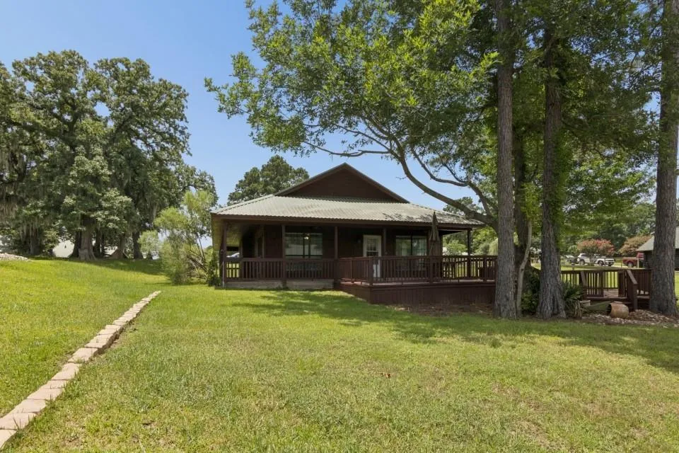 28 Hunters Creek Drive Huntsville, TX 77340
