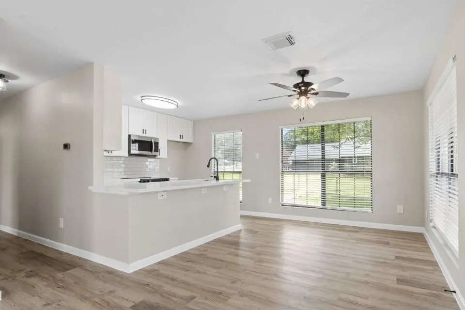 28 Hunters Creek Drive Huntsville, TX 77340