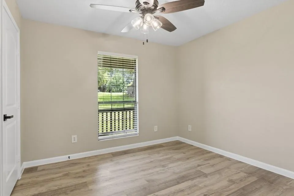 28 Hunters Creek Drive Huntsville, TX 77340