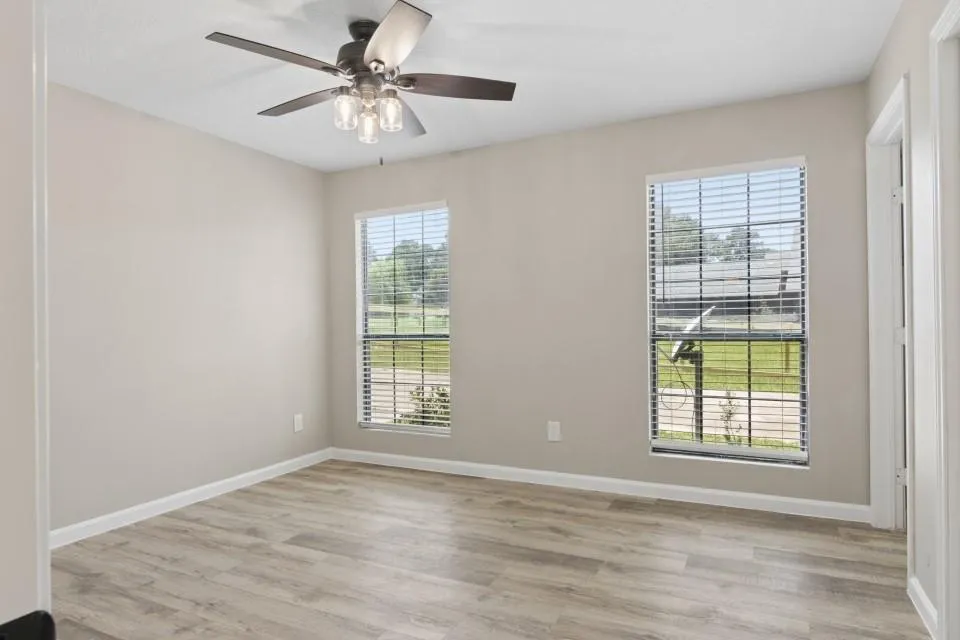 28 Hunters Creek Drive Huntsville, TX 77340
