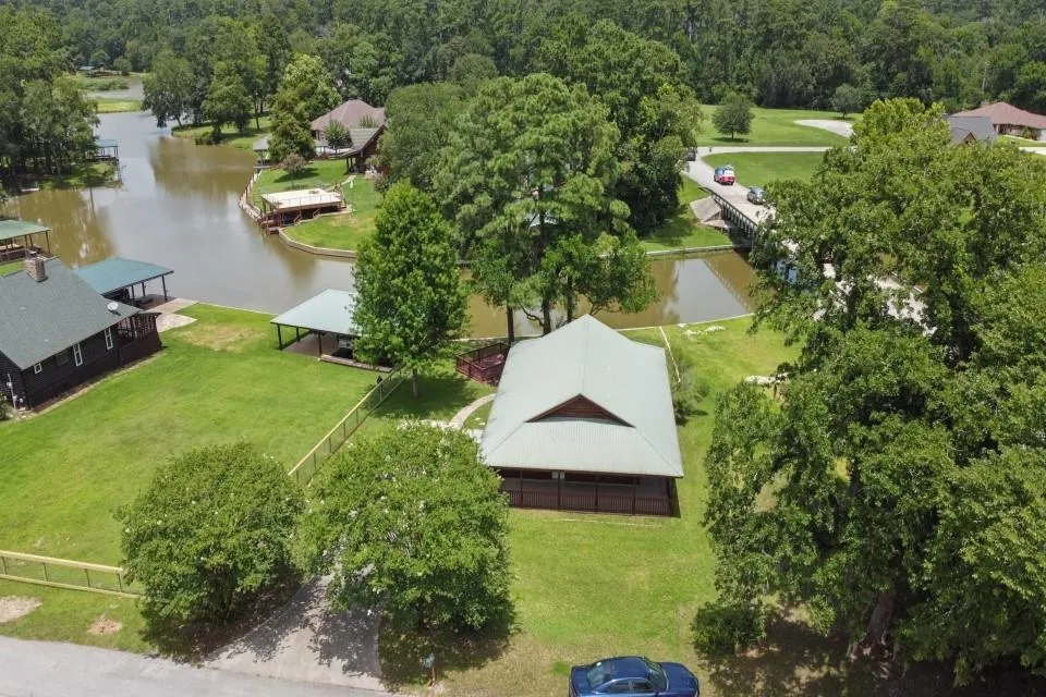 28 Hunters Creek Drive Huntsville, TX 77340