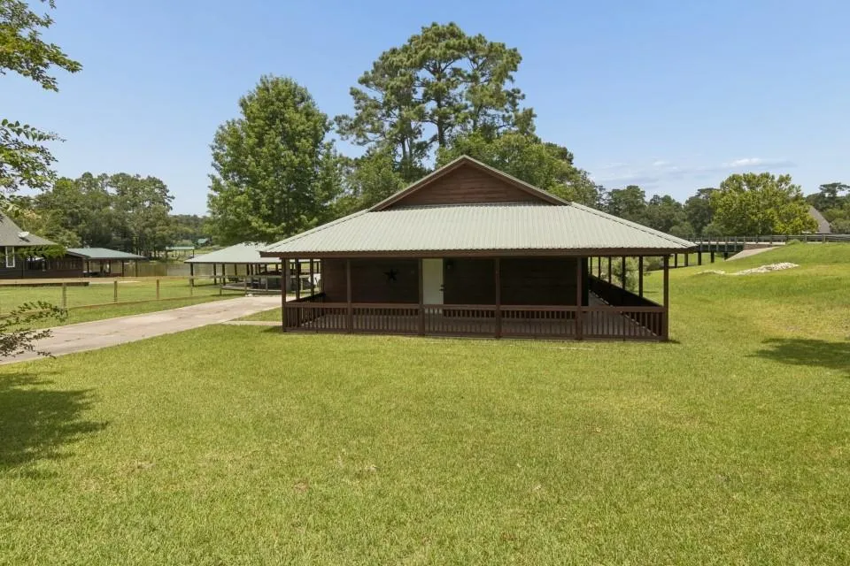 28 Hunters Creek Drive Huntsville, TX 77340