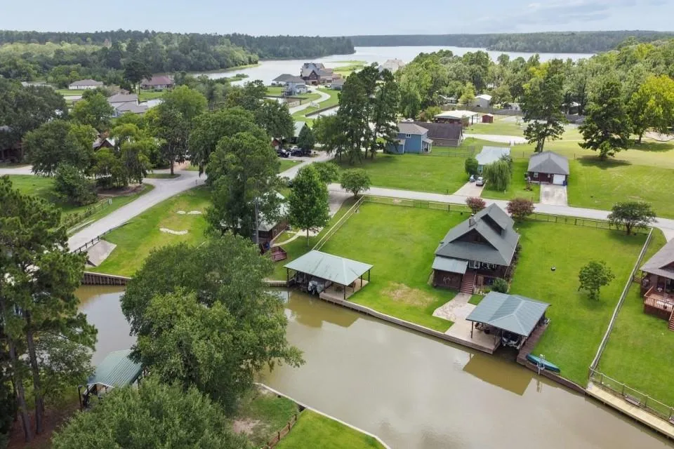 28 Hunters Creek Drive Huntsville, TX 77340