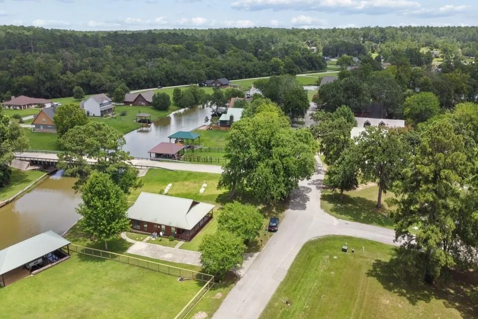 28 Hunters Creek Drive Huntsville, TX 77340
