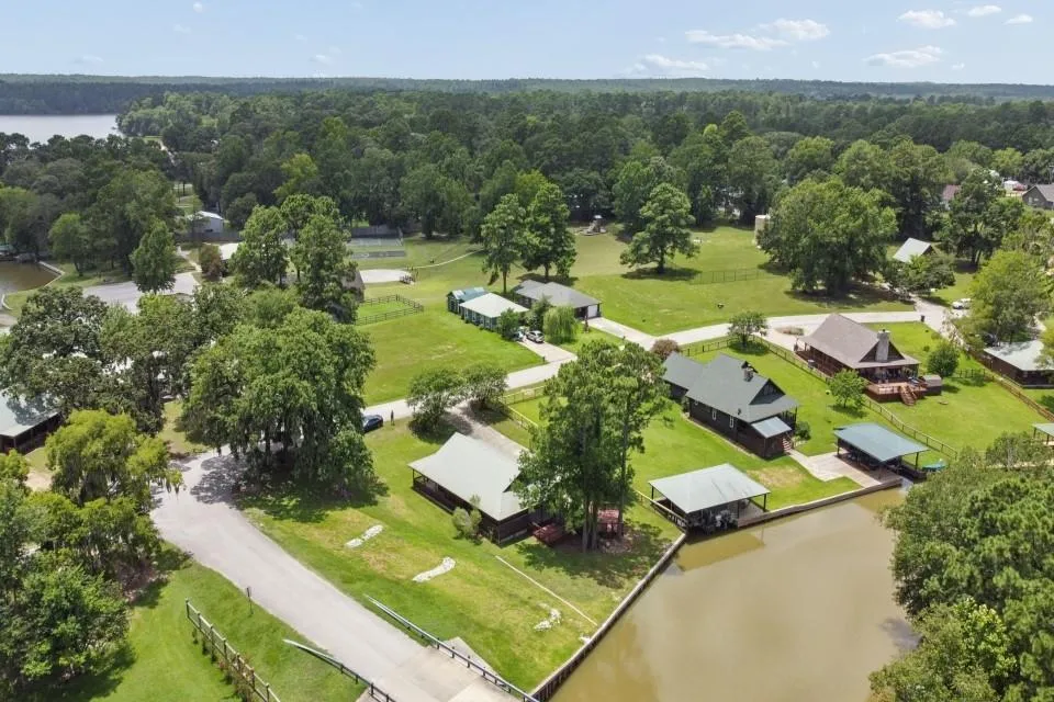 28 Hunters Creek Drive Huntsville, TX 77340