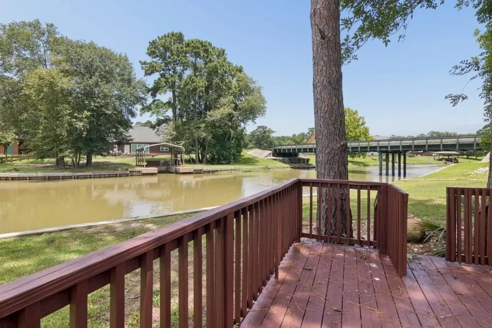 28 Hunters Creek Drive Huntsville, TX 77340