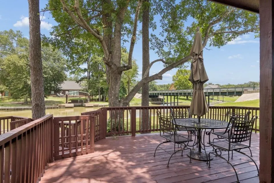 28 Hunters Creek Drive Huntsville, TX 77340