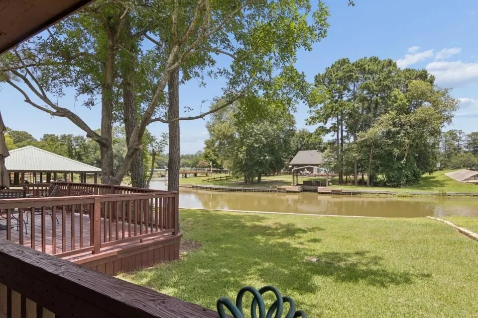 28 Hunters Creek Drive Huntsville, TX 77340