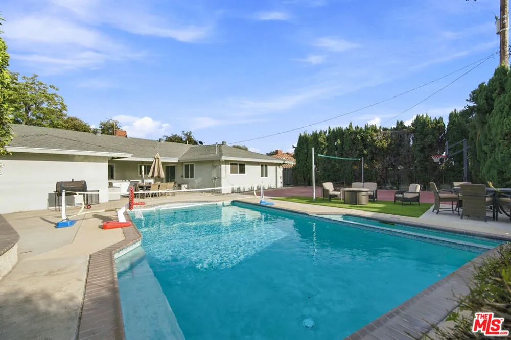 1873 Rosemount Avenue Claremont, CA 91711