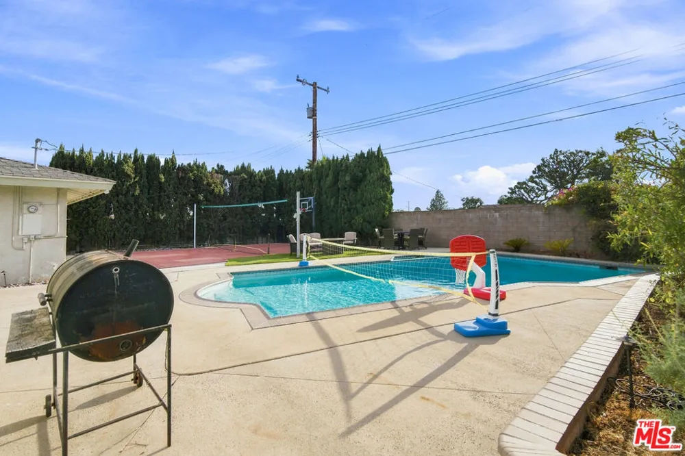 1873 Rosemount Avenue Claremont, CA 91711