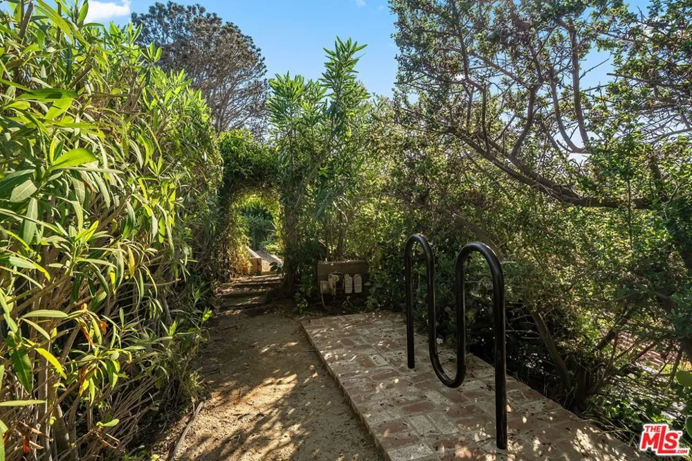 339 Adelaide Drive Santa Monica, CA 90402