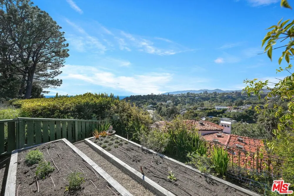 339 Adelaide Drive Santa Monica, CA 90402