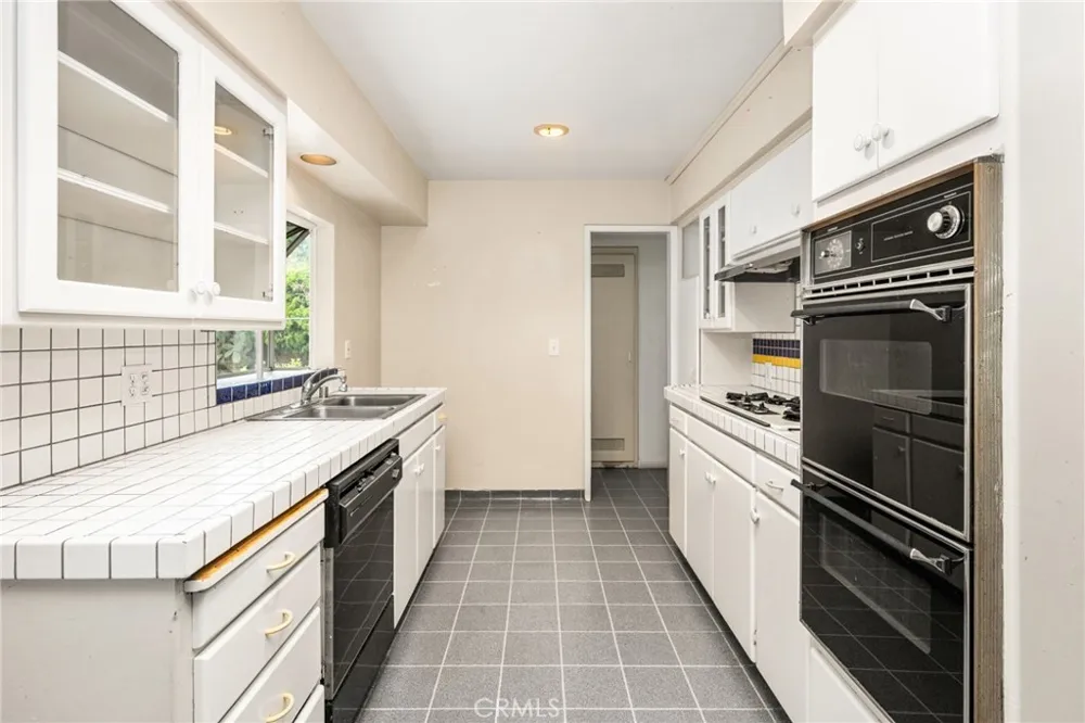 2211 Meyer Costa Mesa, CA 92627
