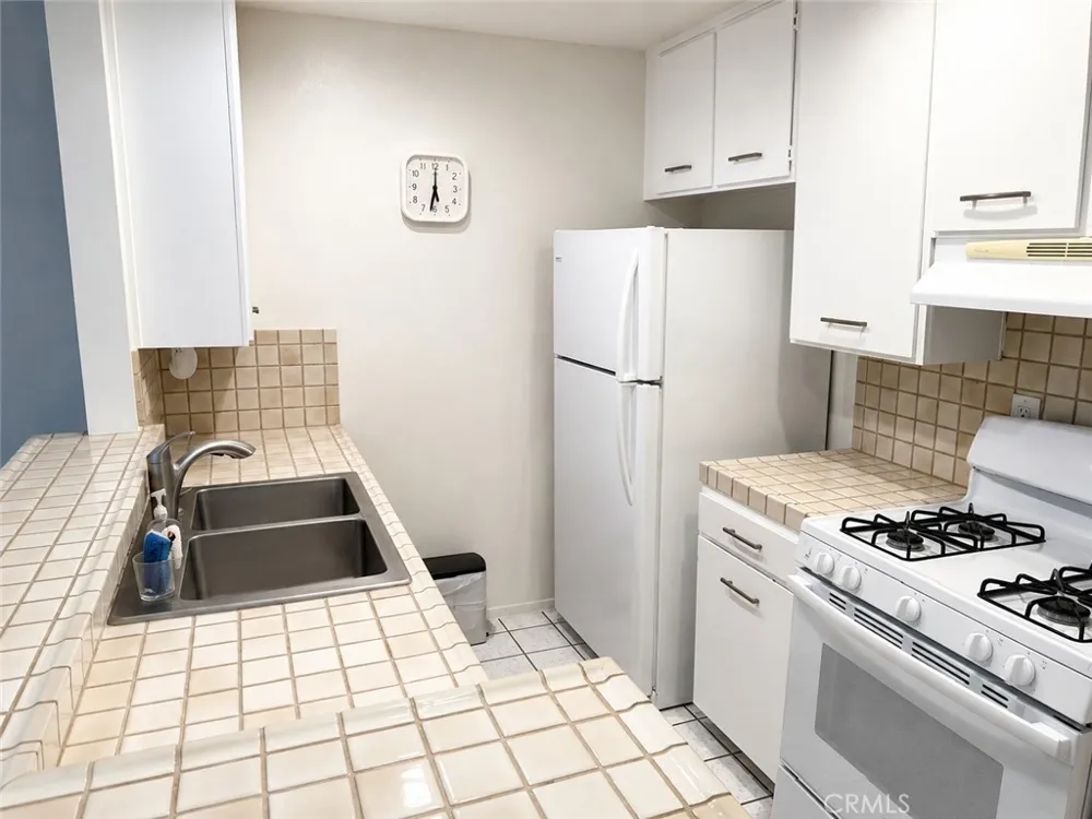 18645 Hatteras Street #206 Tarzana, CA 91356