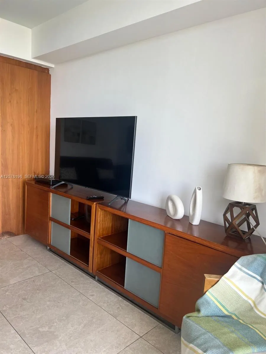 50 Biscayne Blvd #606 Miami, FL 33132
