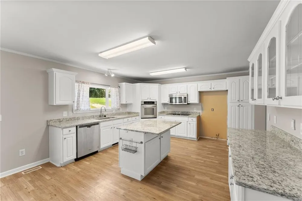 82 Bobbys Drive Cleveland, GA 30528