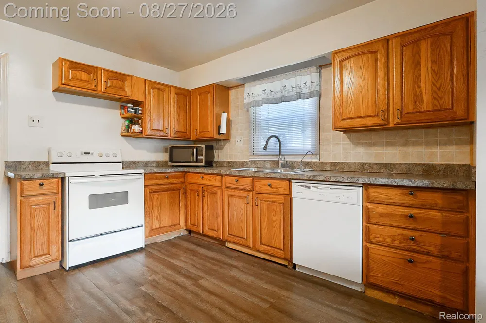 316 Falcon Road Blackman Charter Township, MI 49202